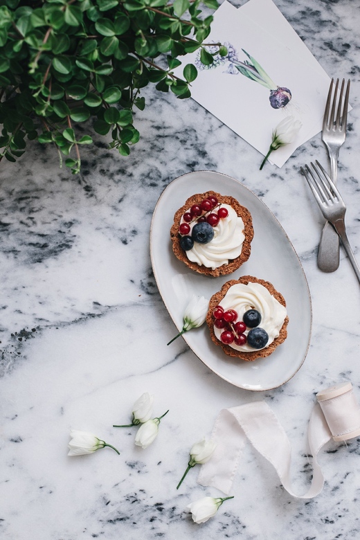 Миндальные тарталетки с карамелью и сырно-сливочным кремом