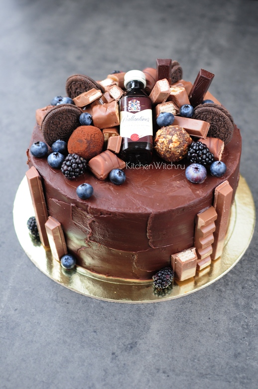 Торт с горкой шоколадок и сладостей, 2600р/кг