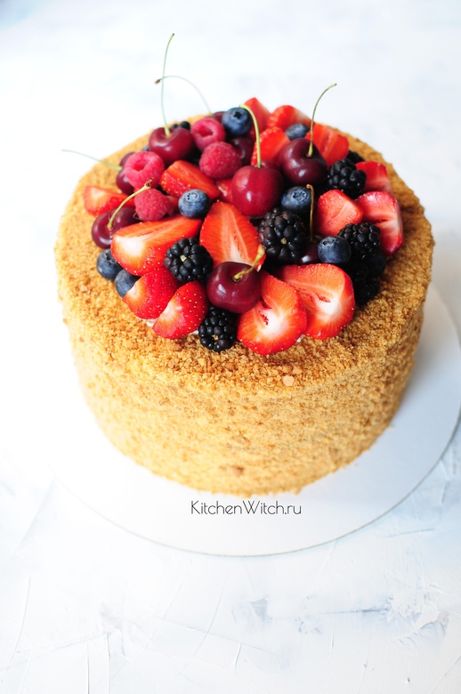 Карамельный медовик в классическом оформлении крошкой, 2400р/кг